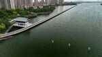 河畔城市风光