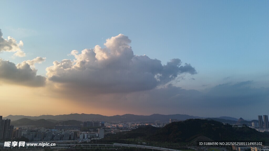 城市上空的绚丽云彩