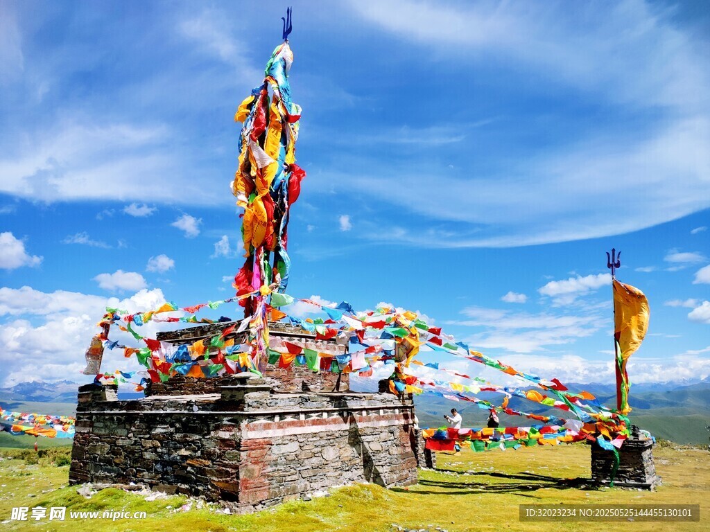 川西草原上的经幡塔