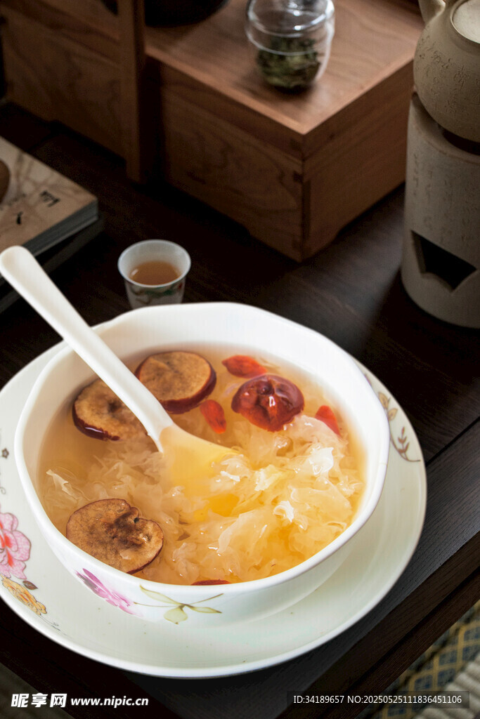 滋补养颜 银耳羹