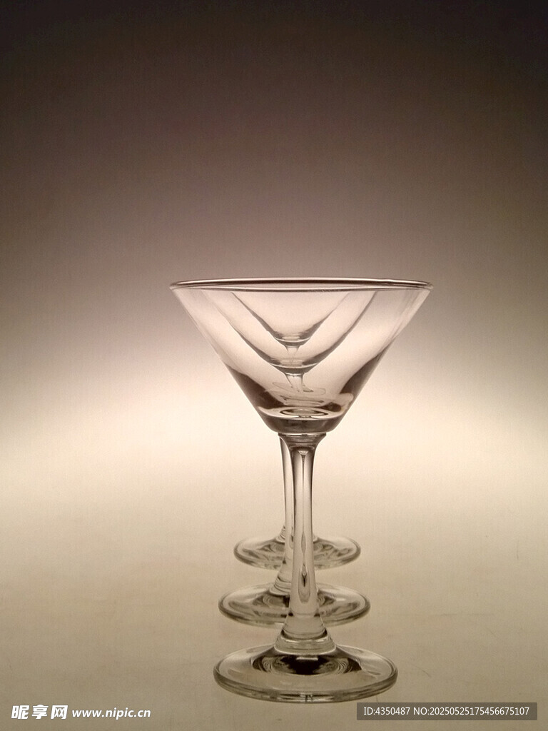精致玻璃马天尼酒杯