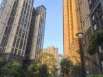 城市高楼间的绿植景观
