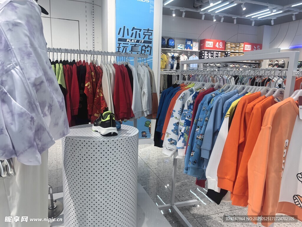 时尚服装店多彩服饰陈列
