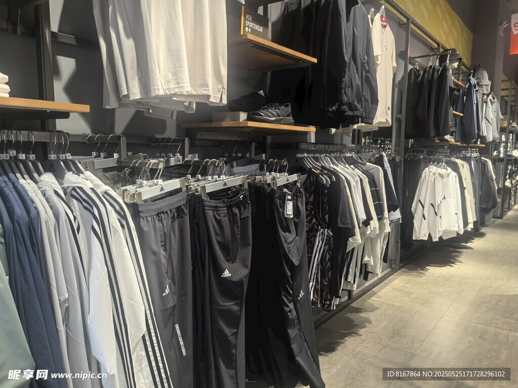 店内整齐排列的多样服装