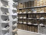 鞋类陈列架展示多样鞋款