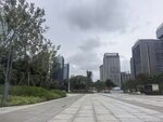 城市开阔广场与林立高楼