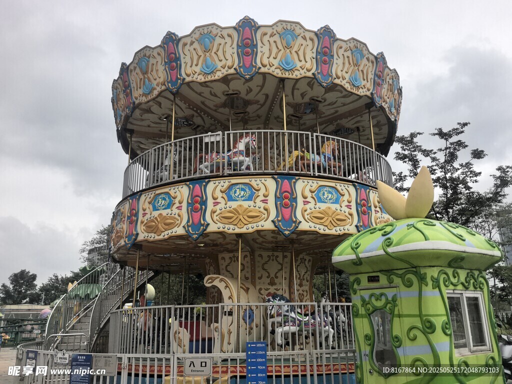 多彩双层旋转木马