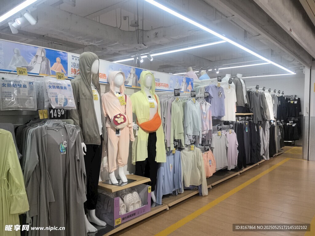 时尚服装店内部陈列展示