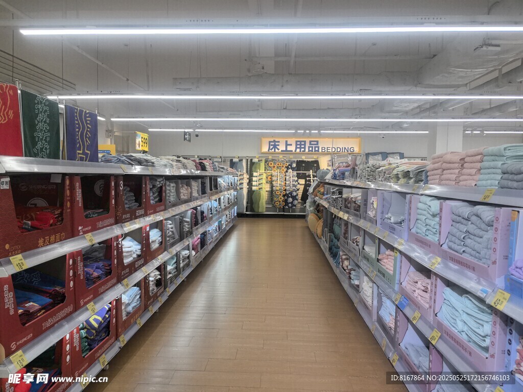 超市内景展示货架商品丰富