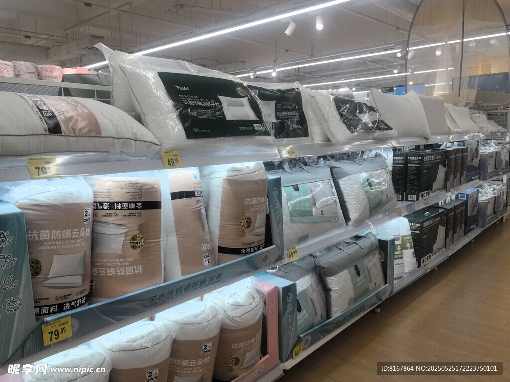 超市货架上的多样商品