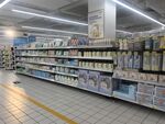 超市货架陈列丰富商品