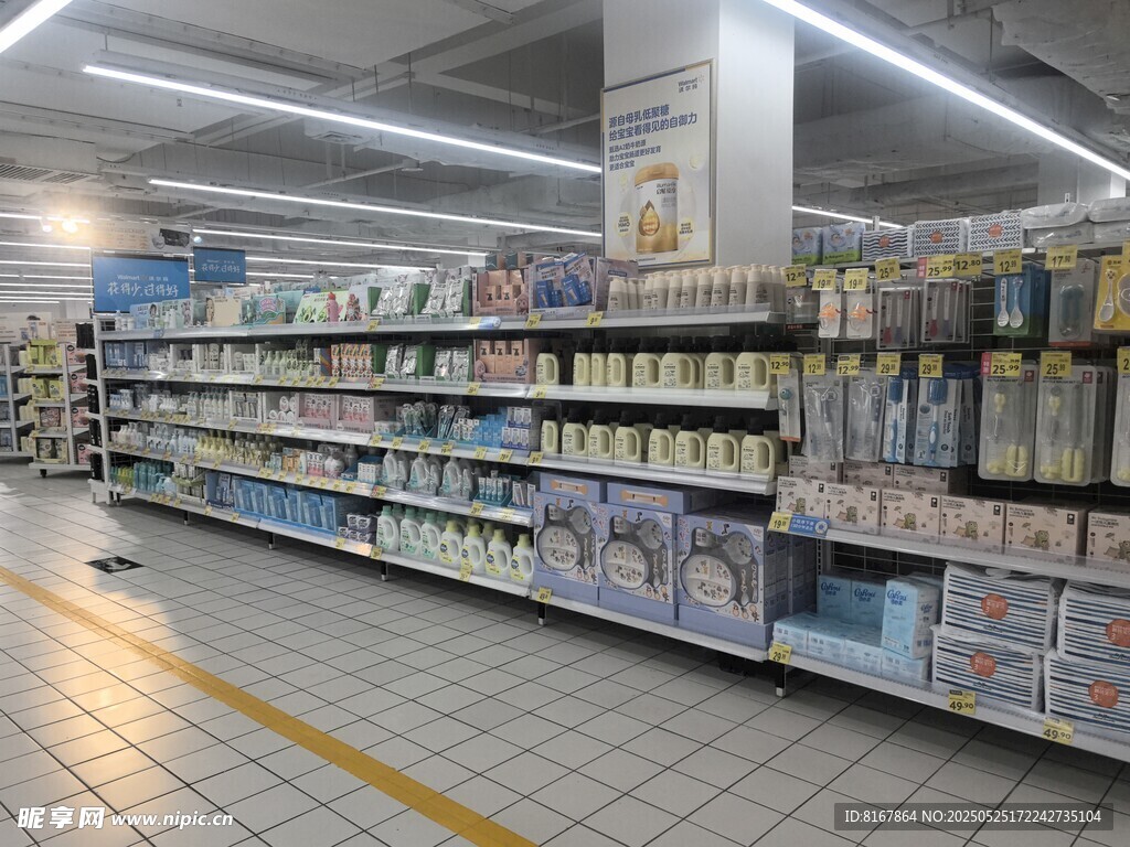 超市货架陈列丰富商品