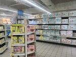 超市内景展示多样商品