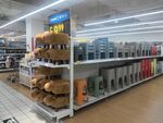超市货架陈列丰富商品