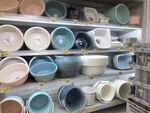 货架上琳琅满目的多彩碗具