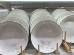 整齐堆叠的白色陶瓷圆盘