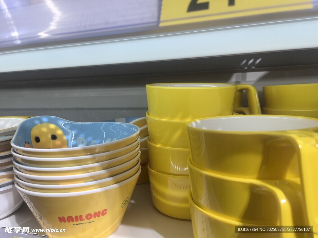 黄色餐具堆叠展示
