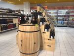 超市内的木桶酒品陈列区