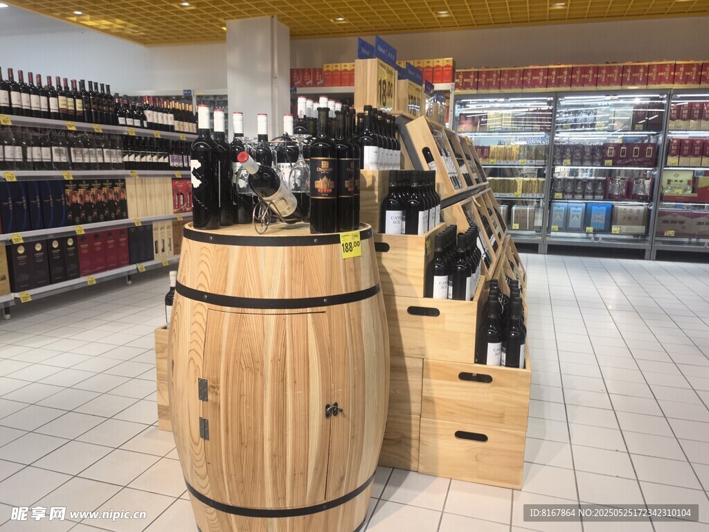 超市内的木桶酒品陈列区