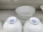货架上的精美陶瓷碗具