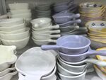 堆叠的多彩锅具与碗碟