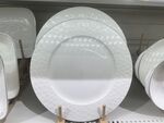 白色精美餐盘陈列展示