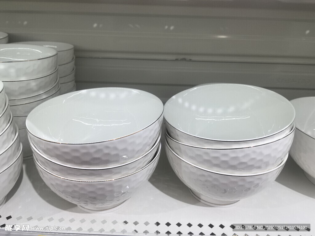 货架上的堆叠陶瓷餐具