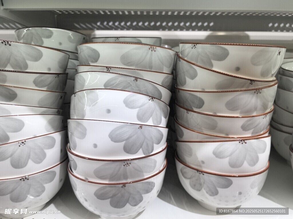 堆叠的带花纹陶瓷碗