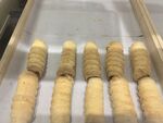 烤盘上的美味蛋卷