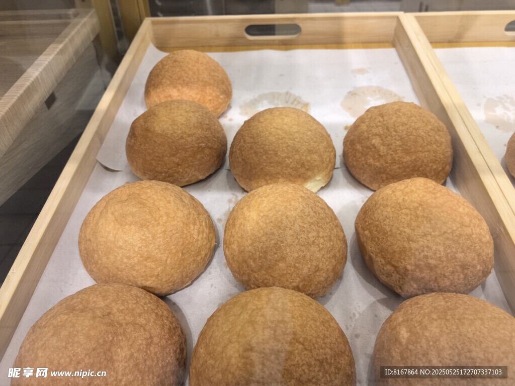 盒装摆放的新鲜棕色椰子