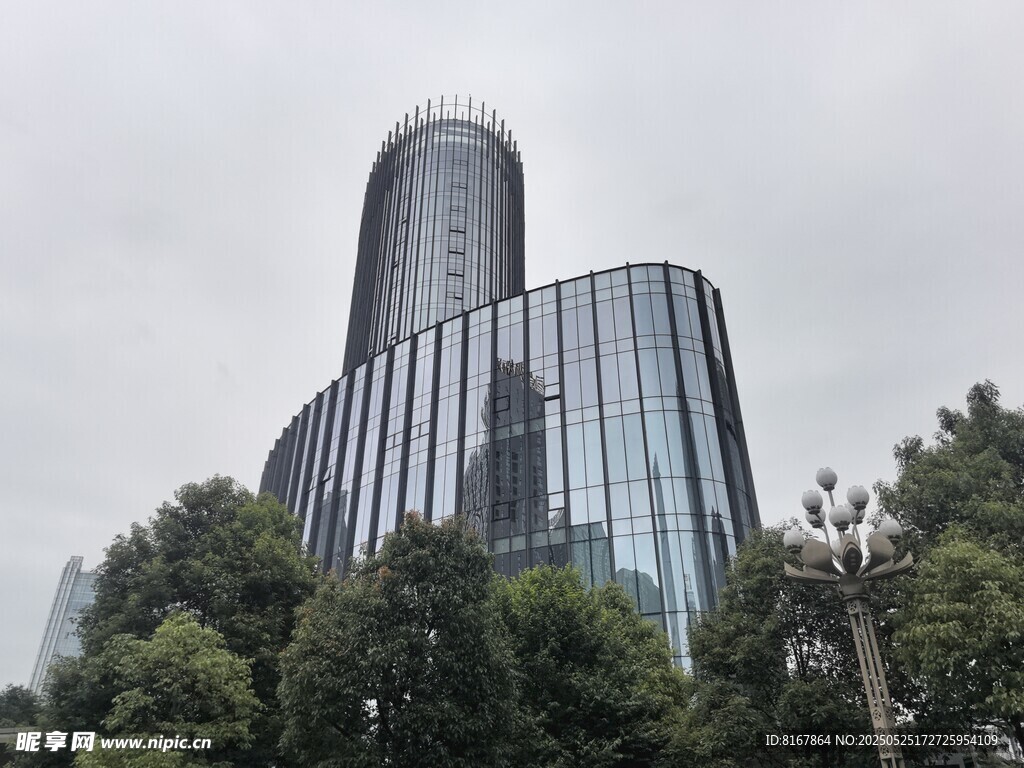 现代玻璃幕墙高楼景观