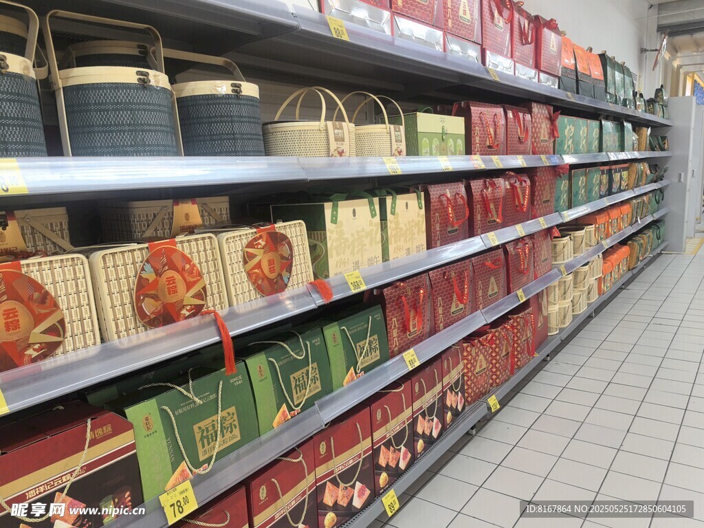 超市货架上的多样食品