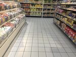 超市内景货架陈列整齐