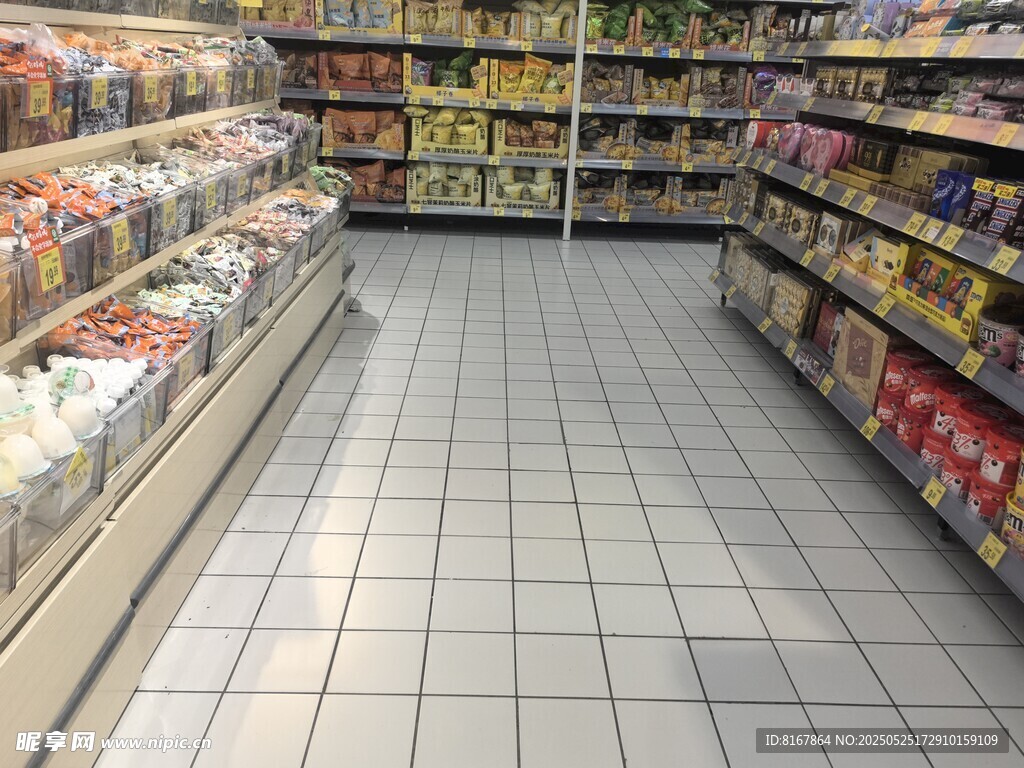 超市内景货架陈列整齐