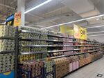 超市内琳琅满目的商品货架