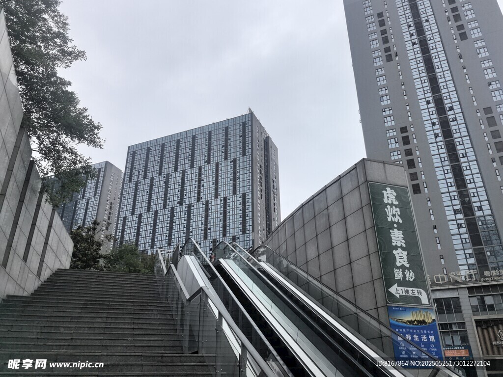 城市自动扶梯与高楼景观