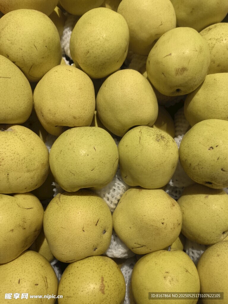 一堆新鲜黄梨