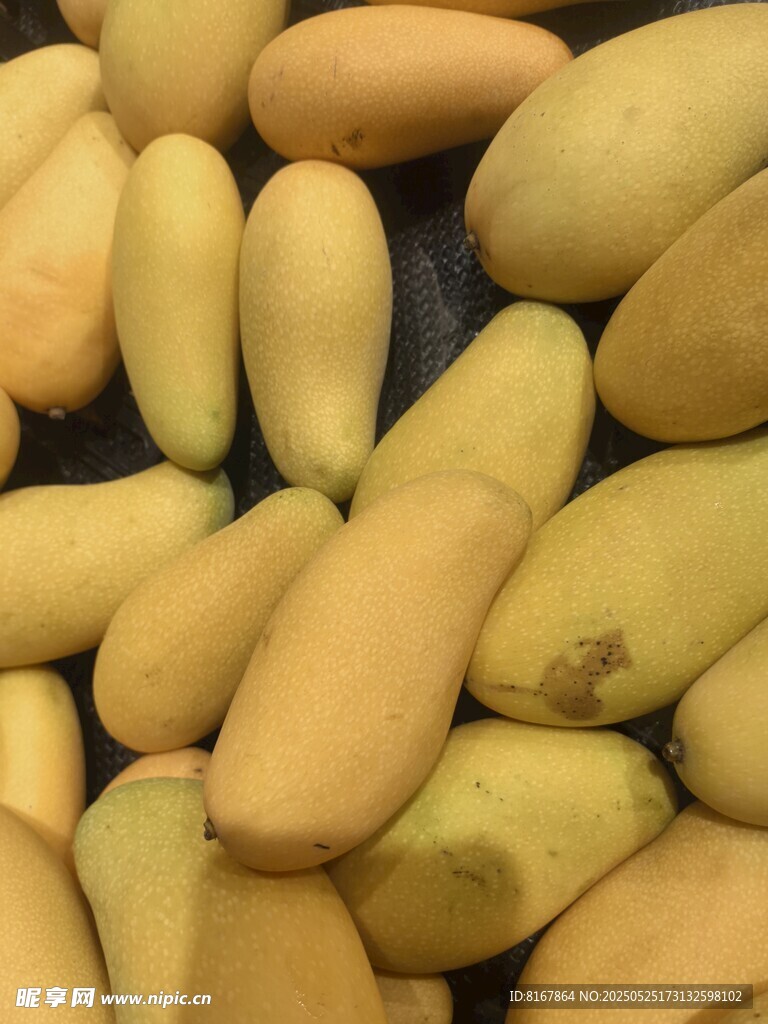 一堆金黄饱满的新鲜芒果