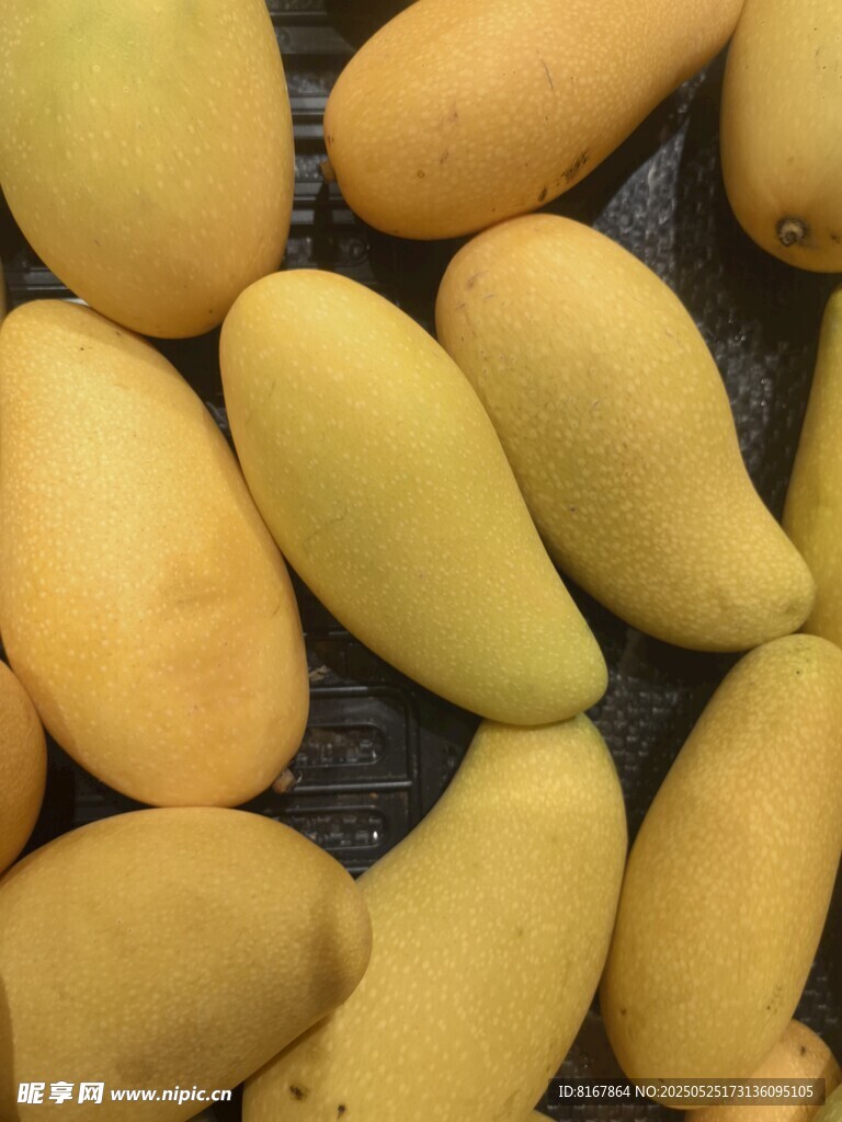 新鲜饱满的金黄芒果