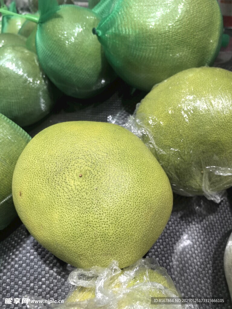 新鲜青皮水果待售