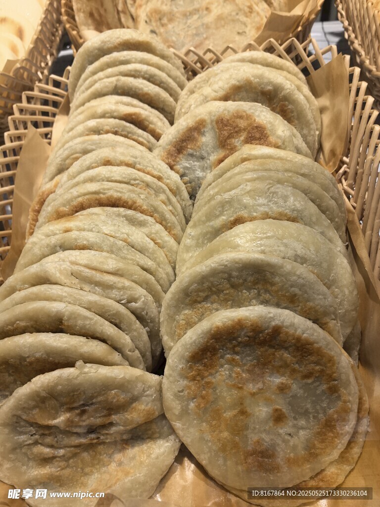传统烤制面饼整齐摆放