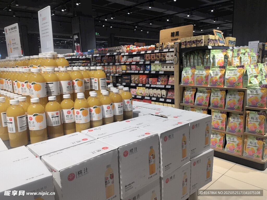 超市货架上的丰富商品