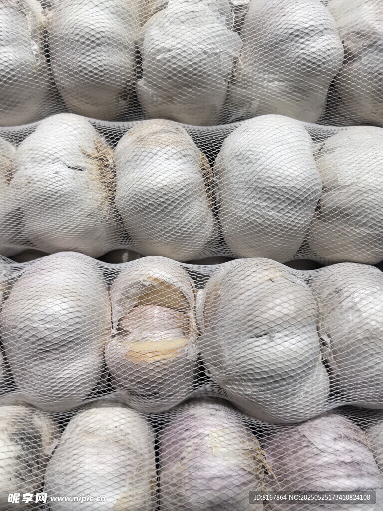 整齐堆放的新鲜大蒜