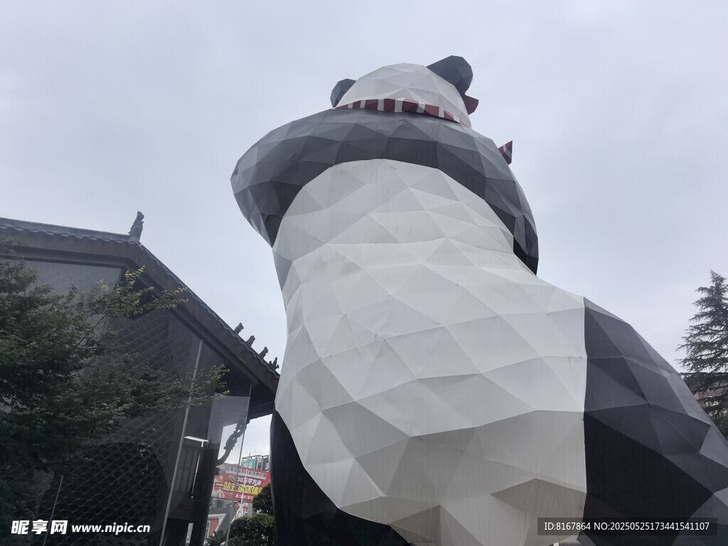 巨型几何风格熊猫雕塑