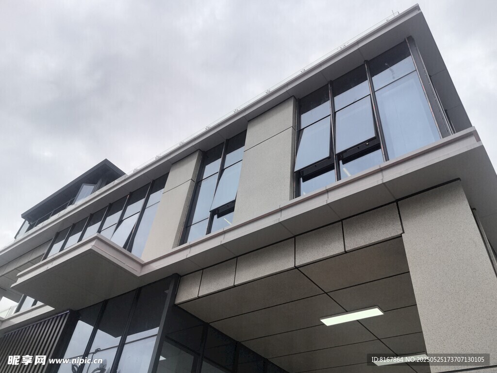 现代风格多层办公建筑外观