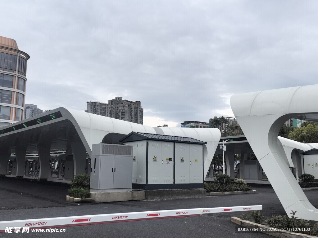 现代风格户外充电桩设施