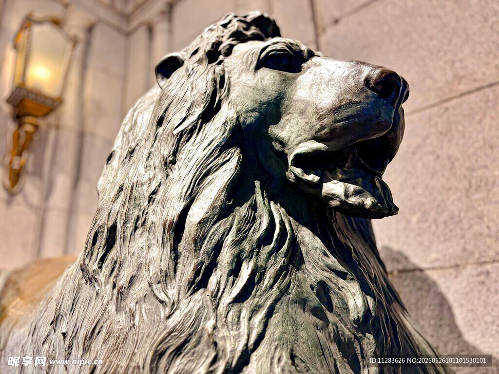 威严青铜雄狮雕塑