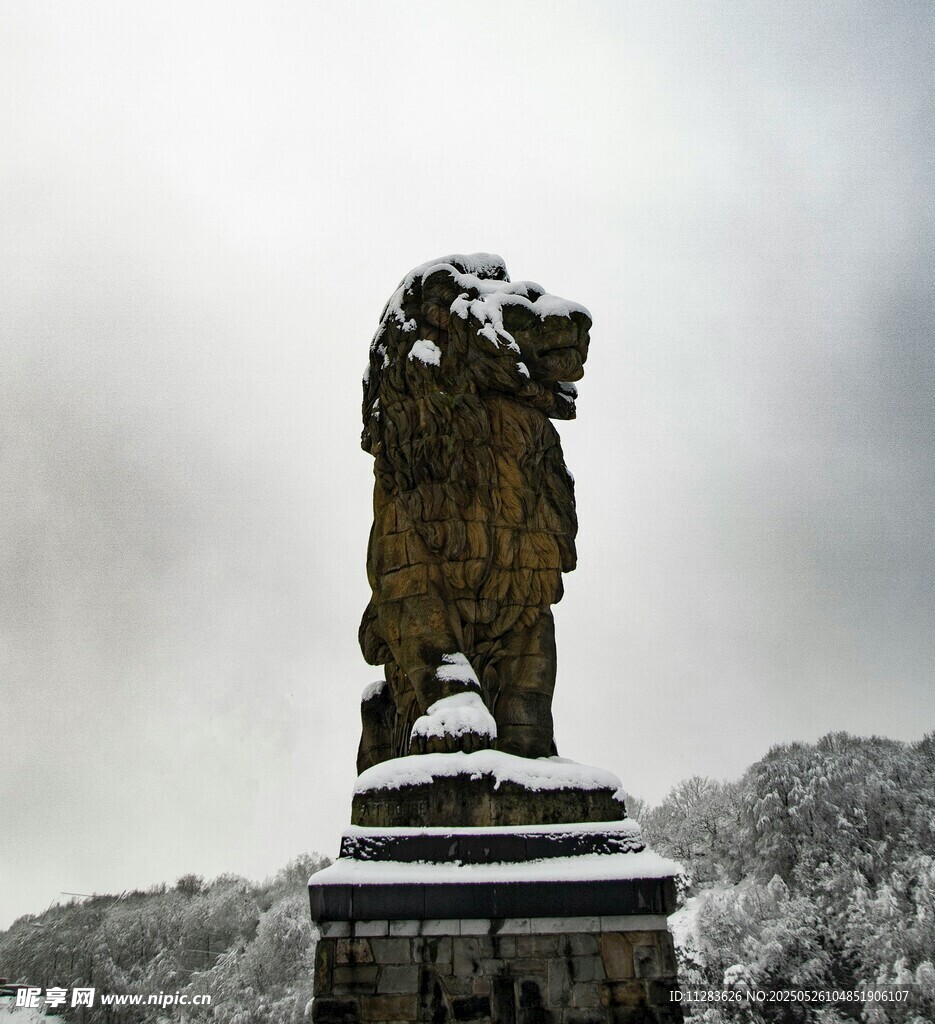 雪覆雄狮雕像尽显威严