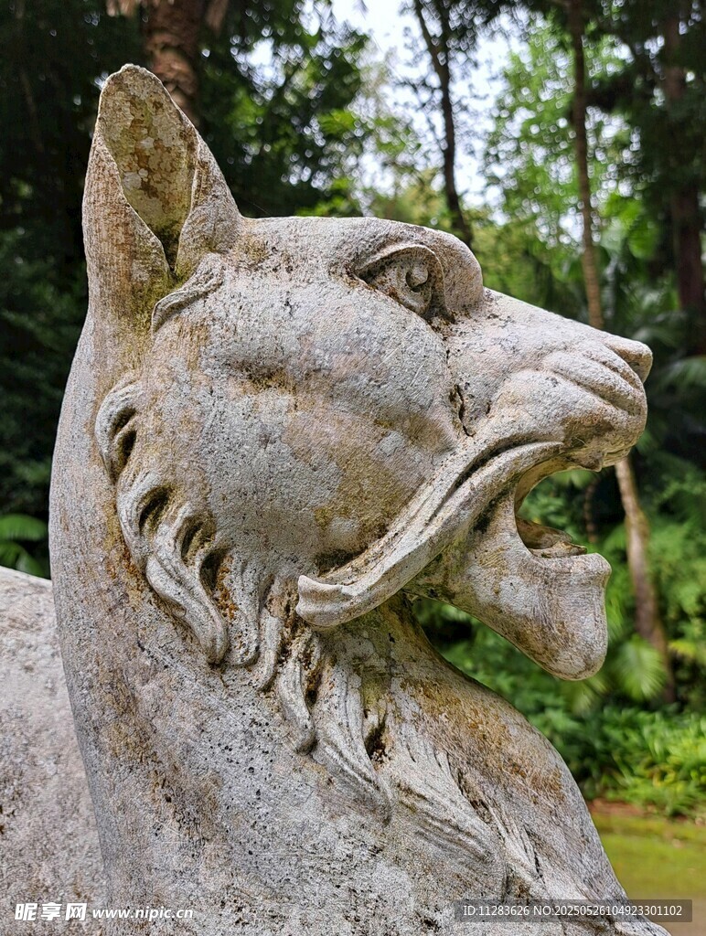 石制兽头雕像