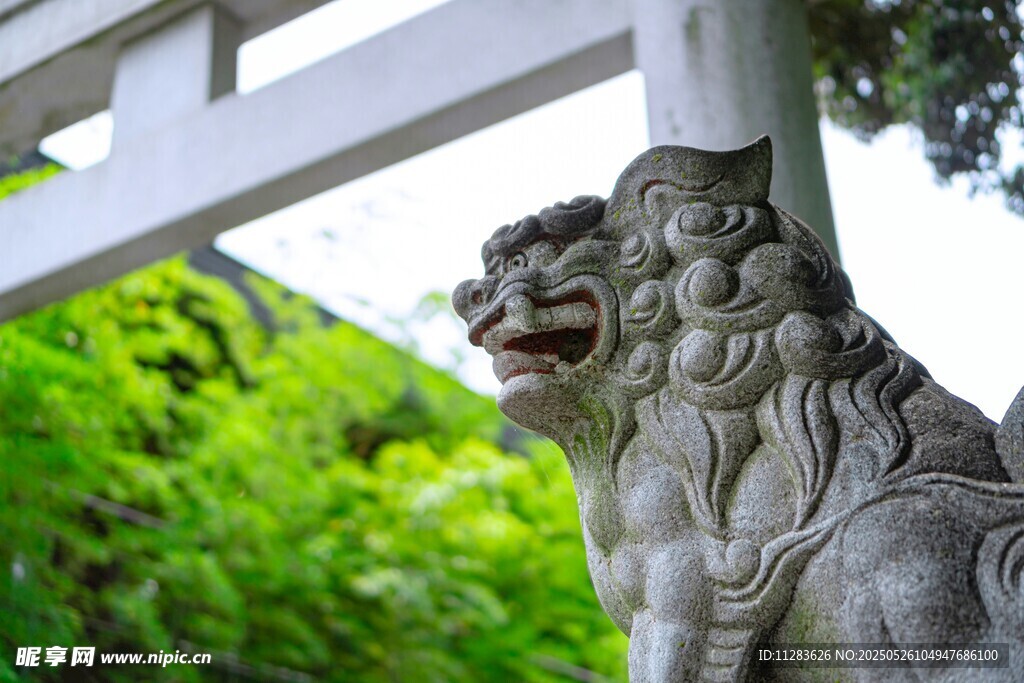 石狮子守护于绿意背景下